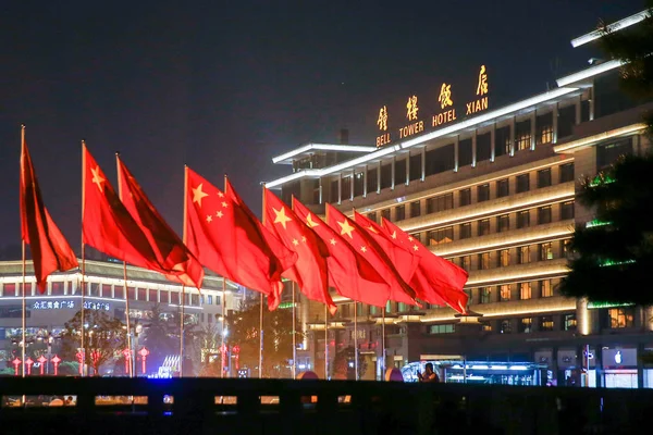 中国の国旗がフラッター Celerbrate に西安の鐘楼と鼓楼の風光明媚なエリア外夜今後ナショナルデー中国北西部の陝西省西安市で 2017 — ストック写真