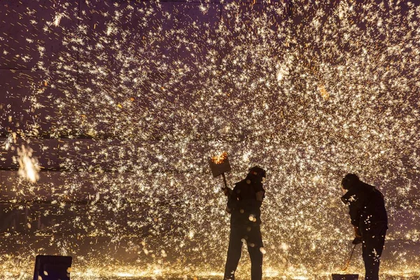 Artistas Rocían Hierro Fundido Contra Muro Hormigón Para Crear Chispas —  Fotos de Stock