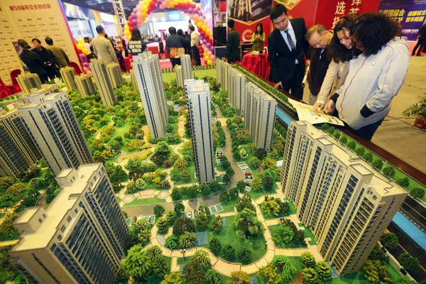 2016年10月29日 在中国东部江苏省南通市举行的房地产博览会上 中国购房者查看了一个住宅项目的住房模式 — 图库照片