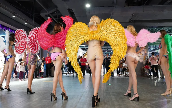 Desfile Modelos Vestidos Lingerie Durante Desfile Moda Tipo Victoria Secret — Fotografia de Stock