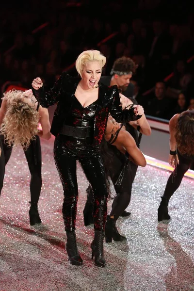 Cantante Estadounidense Lady Gaga Actúa Durante Victoria Secret Fashion Show — Foto de Stock