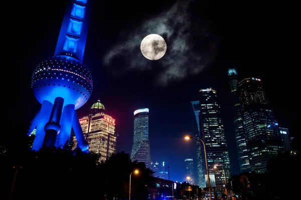 Supermoon 2016 上海の浦東の陸家嘴金融地区の高層ビルの上空に見します — ストック写真