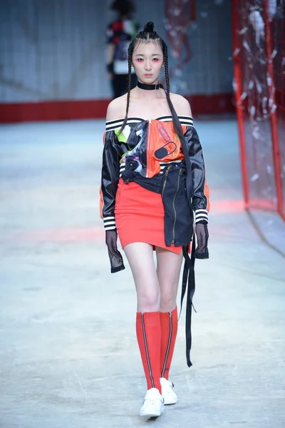 Model Zobrazuje Nové Stvoření Módní Přehlídce Ilovechoc Během Čínské Fashion — Stock fotografie
