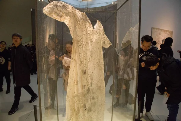 Ziyaretçiler Çin Sanat Müzesi Nde Anselm Kiefer Koagülasyon Sanat Sergisi — Stok fotoğraf