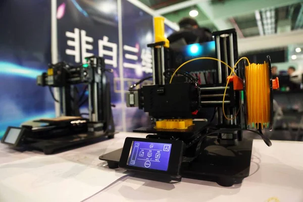 2016年12月1日 中国上海3D打印大会暨博览会期间 展出了3D打印机 该机可使用触摸屏界面制作8个型号 — 图库照片