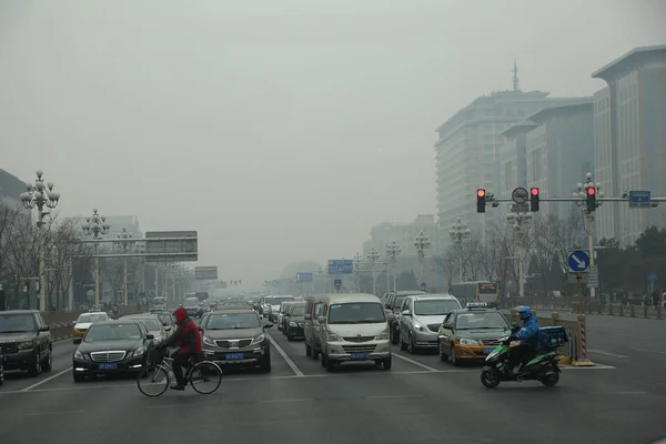 Radfahrer Fahren Autos Vorbei Die Auf Einer Straße Dichten Smog — Stockfoto