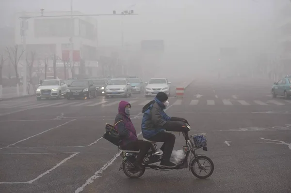 Ciclisti Che Indossano Maschere Contro Inquinamento Atmosferico Cavalcare Sulla Strada — Foto Stock