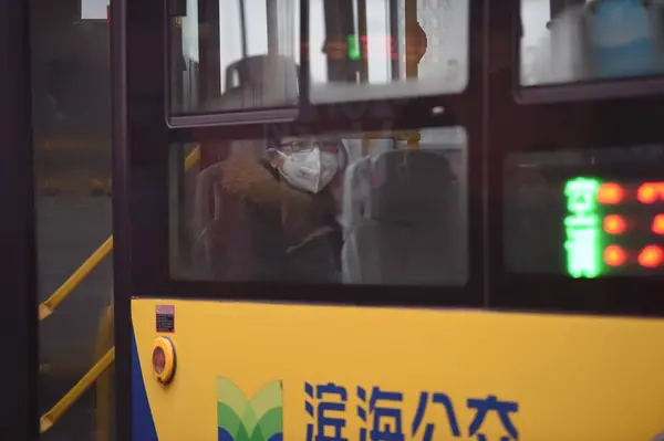 Ein Passagier Mit Mundschutz Gegen Luftverschmutzung Sitzt Einem Bus Dichten — Stockfoto