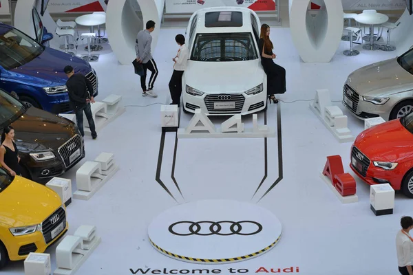 Pessoas Visitam Stand Audi Durante Evento Promocional Cidade Shenyang Nordeste — Fotografia de Stock
