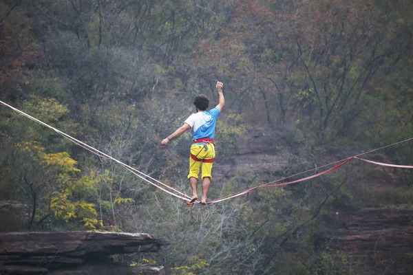 Casse Cou Français Theo Sanson Marche Reculons Sur Slackline Suspendu — Photo