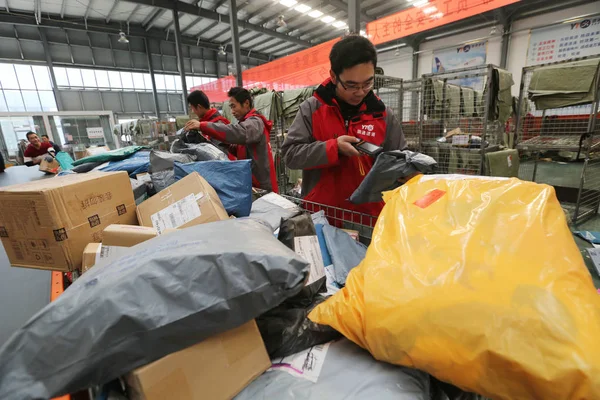 Los Trabajadores Chinos Clasifican Montones Paquetes Mayoría Los Cuales Son — Foto de Stock
