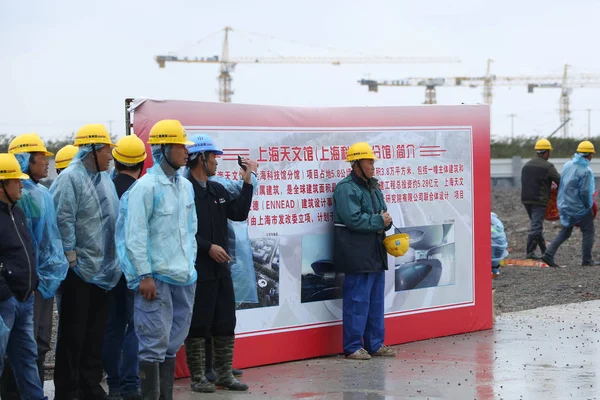 Chinesische Arbeiter Beim Spatenstich Für Den Bau Des Shanghai Planetariums — Stockfoto