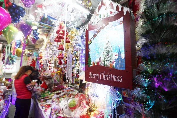 Weihnachtsdekoration Und Weihnachtsdekoration Stehen Einem Geschäft Auf Einem Rohstoffmarkt Shanghai — Stockfoto