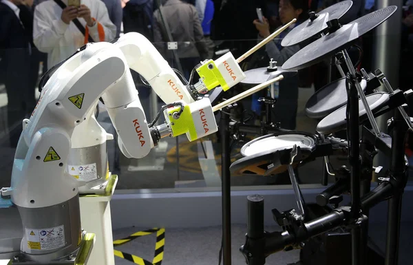 Ρομποτικά Όπλα Του Κούκα Παίζουν Τύμπανο Στη 18Ου Διεθνή Έκθεση — Φωτογραφία Αρχείου