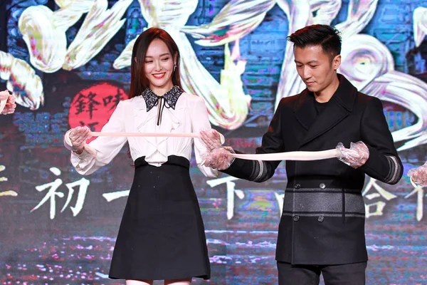 香港歌手兼演员谢志伟 和中国女演员唐燕出席2016年11月28日在中国北京举行的宣传他们的新片 煮起风暴 的新闻发布会 — 图库照片