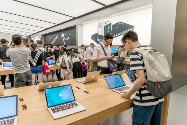 Les Clients Essaient Des Ordinateurs Portables Macbook Dans Apple Store — Photo