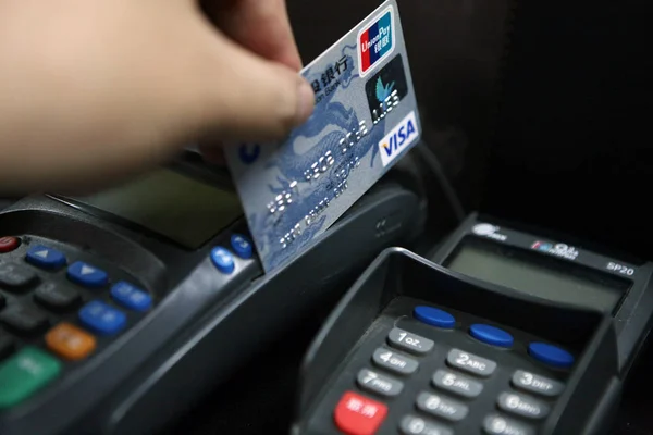 Chinese Customer Swipes His Credit Card Supported China Unionpay Visa — Stock Photo, Image