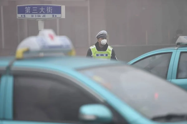 Oficial Administración Tráfico Chino Que Usa Una Máscara Facial Contra —  Fotos de Stock