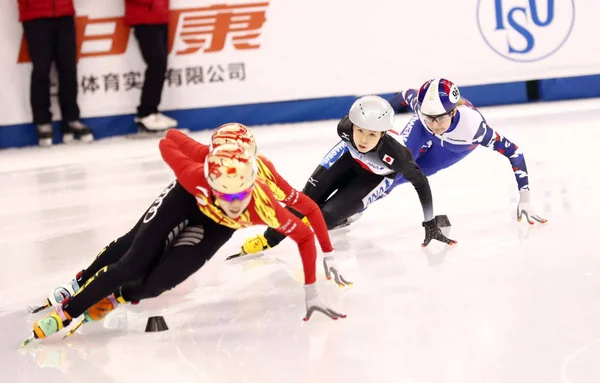 在2016年12月11日于中国上海举行的2016年伊苏世界杯短道速滑比赛中 右二的日本的西藤日立参加了女子500米决赛 的比赛 — 图库照片