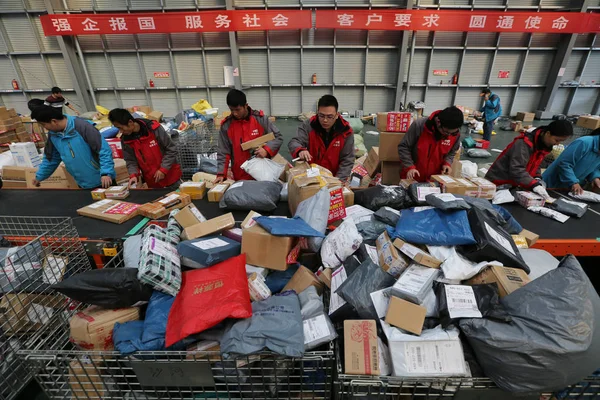 2016년 11월 15일 후베이성 우한시의 온라인 판매업체 센터에서 노동자들이 싱글스 — 스톡 사진