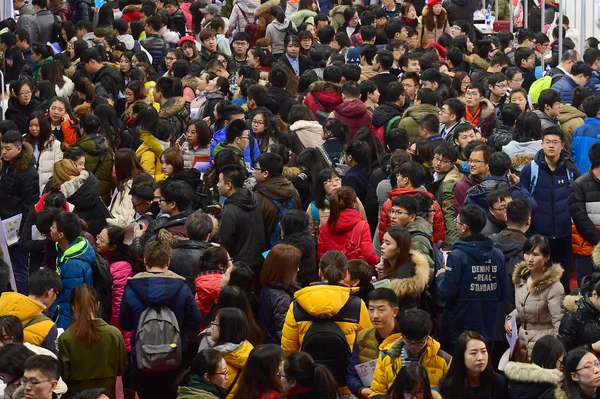 Los Graduados Chinos File Reúnen Para Buscar Empleo Durante Una — Foto de Stock