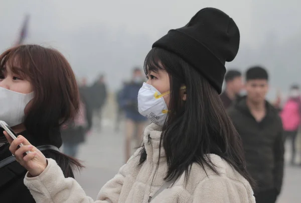 Toeristen Dragen Gezichts Maskers Tegen Luchtvervuiling Bezoek Het Tiananmen Plein — Stockfoto