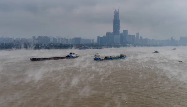Frachtboote Fahren Auf Dem Rauchigen Jangtse Der Stadt Wuhan Der — Stockfoto