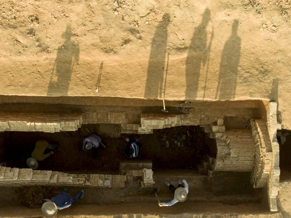 Los Arqueólogos Chinos Excavan Una Las Tumbas Antiguas Que Abarcan — Foto de Stock