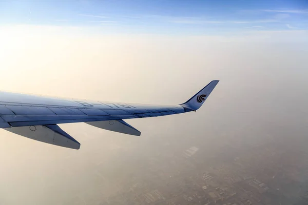 Ein Passagierjet Der Chinesischen Luftwaffe Fliegt Dichten Smog Über Der — Stockfoto