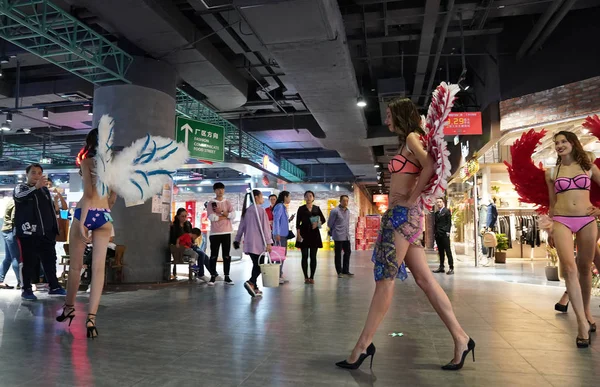 2017 日中国北京市に 独創性スクエア を促進するためにビクトリア秘密のようなファッション ショー間モデル ランジェリーを着てパレード — ストック写真