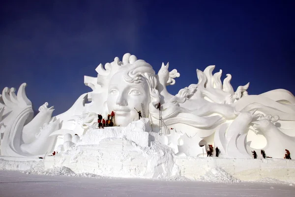 Umělci Vytvářet Sněhové Sochy Love Song Pro Harbin Sun Island — Stock fotografie