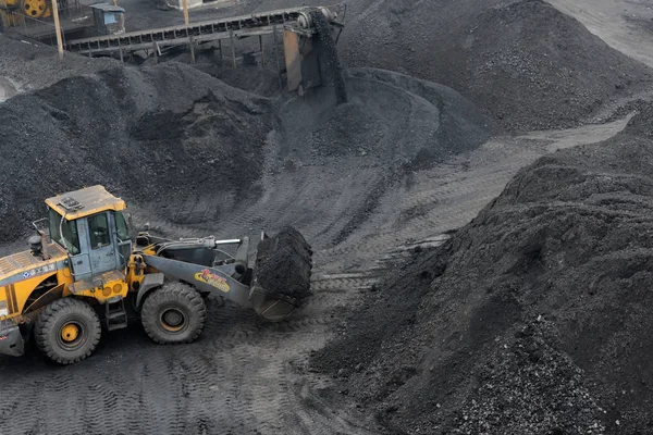 Chinese Worker Drives Wheel Loader Pile Coal Coal Yard Huaibei — Stock Photo, Image