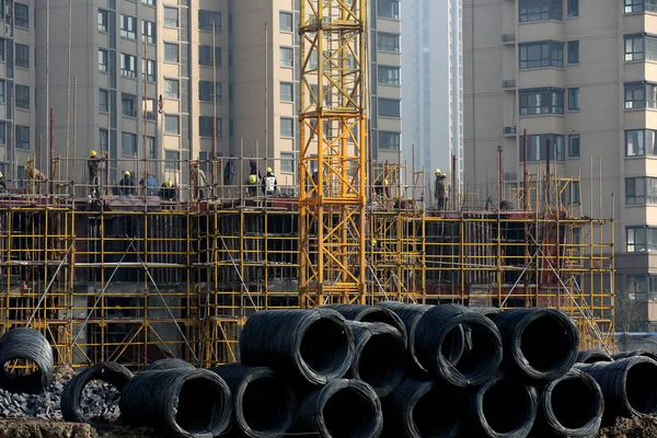 中国の移住労働者は 東シナの江蘇省 Huaian 市の住宅不動産プロジェクトの建設現場で高層マンションを建て 月2016 — ストック写真