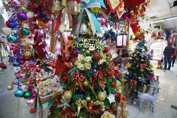 Weihnachtsdekoration Und Weihnachtsdekoration Stehen Einem Geschäft Auf Einem Rohstoffmarkt Shanghai — Stockfoto