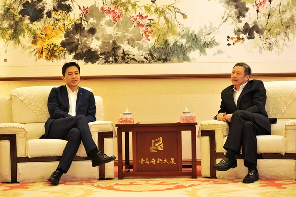 Председатель Генеральный Директор Baidu Робин Яньхун Слева Председатель Генеральный Директор — стоковое фото