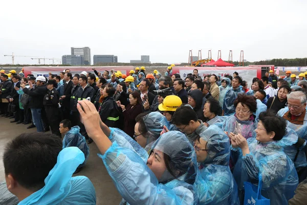 Китайські Працівники Відвідують Землю Розрив Будівництво Шанхайського Планетарію Який Буде — стокове фото