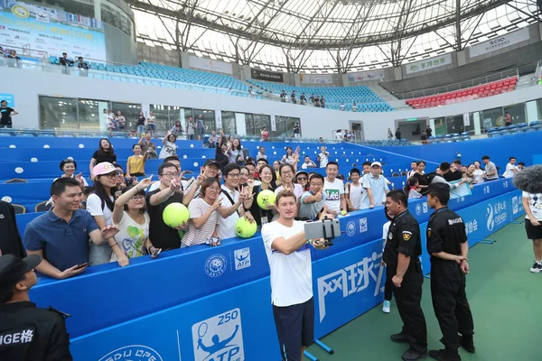 Denis Istomin Uzbequistão Beija Seu Troféu Depois Derrotar Marcos Baghdatis — Fotografia de Stock