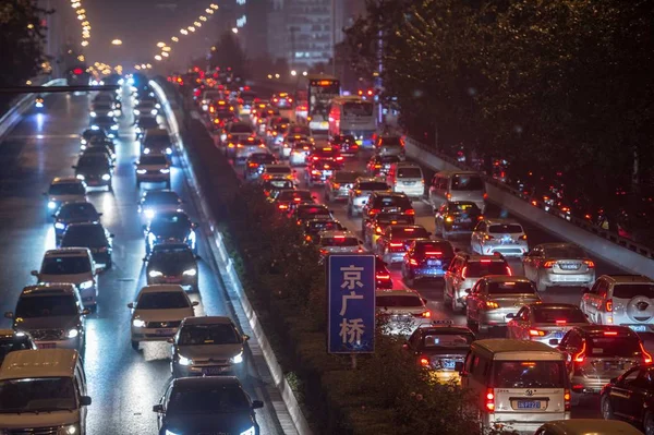 Massa Van Voertuigen Beweeg Langzaam Een Weg Een Verkeersopstopping Spits — Stockfoto