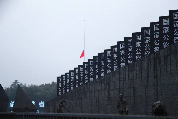 Chinese National Flag Flies Half Mast Mourn Victims Memorial Hall — Stock Photo, Image