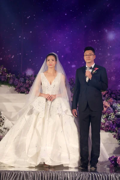 引退した中国のバレーボール選手魏 Qiuyue そして中国女子代表のアシスタントコーチの元 Lingxi 中国天津での結婚式に出席し 10月2日2017 — ストック写真