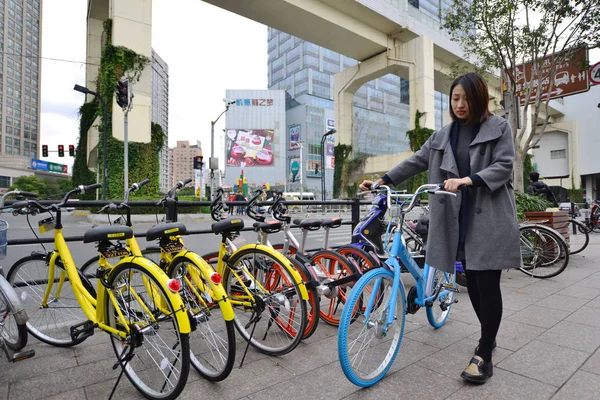 レジデントは中国の自転車共有サービス Xiaoming Danche または Xiaoming バイク の自転車を押し 中国上海の路上でモバイク オレンジ Ofo — ストック写真