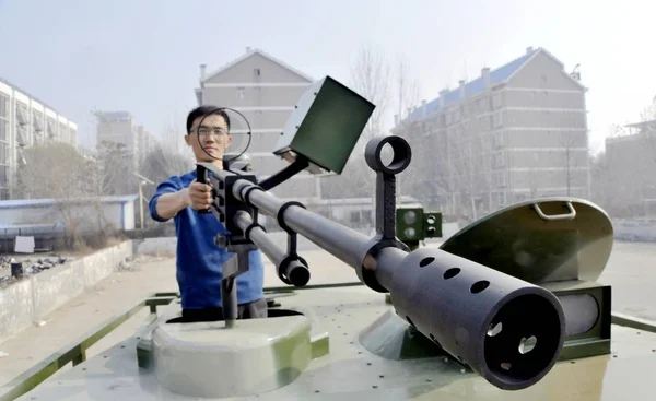Chinese Worker Xing Zhizhen Holds Model Machine Gun Replica Chinese — Stock Photo, Image