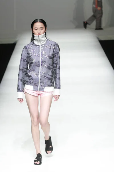 Модель Демонстрирует Новое Творение Показе Мод Shanghai Shou Huatian Ren — стоковое фото