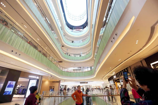 Gente Está Compras Vanke Mall Ciudad Qibao Shanghai China Noviembre — Foto de Stock