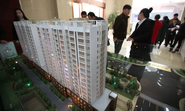 Kínai Homebuyers Pillantást Lakhatási Modellek Értékesítési Központ Egy Lakóingatlan Projekt — Stock Fotó