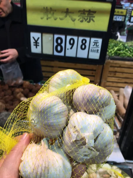 Customer Shops Garlic Supermarket Yichang City Central China Hubei Province — стоковое фото