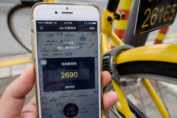 2016년 10월 13일 주민이 스마트폰으로 자전거 서비스 Ofo의 사용하여 상하이의 — 스톡 사진