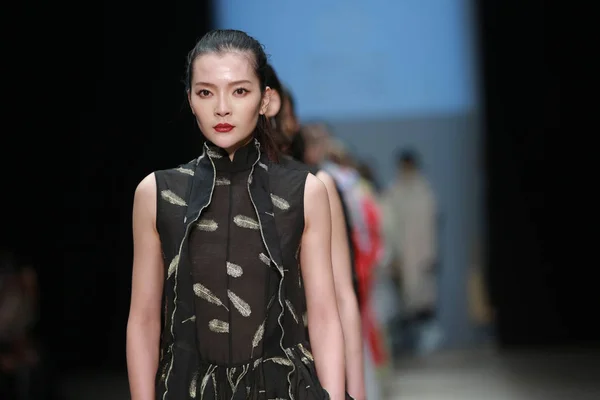 Modele Wyświetlają Nowe Kreacje Pokazie Mody Shangshou Chen Podczas China — Zdjęcie stockowe