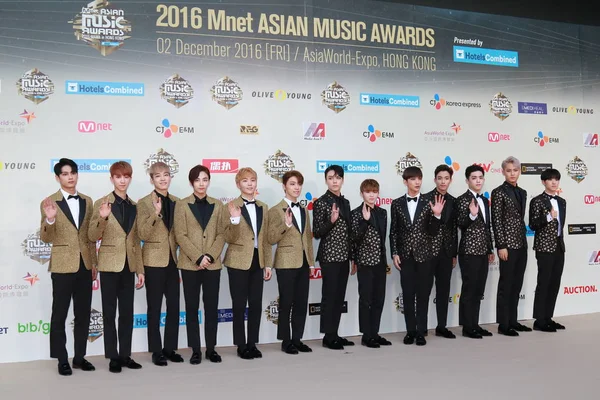 2016 Mnet アジア音楽賞 中国で 2016 日のレッド カーペットに到着 韓国少年グループのメンバー — ストック写真
