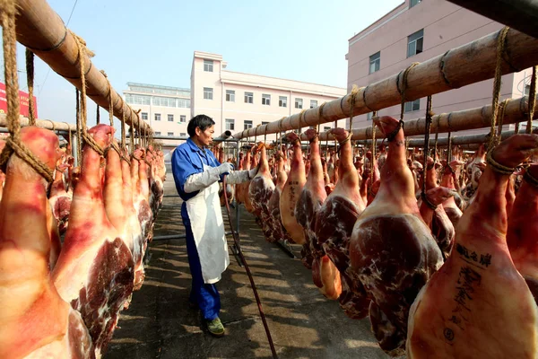 Китайський Працівник Висить Jinhua Шинки Щоб Висушити Сонці Заводі Чжецзян — стокове фото